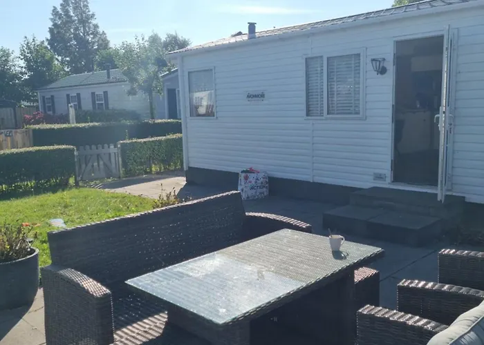 Stacaravan 161 Bongerd 5 Sterren Gezin 5 Personen Maximaal 2 Volwassenen * Tuitjenhorn